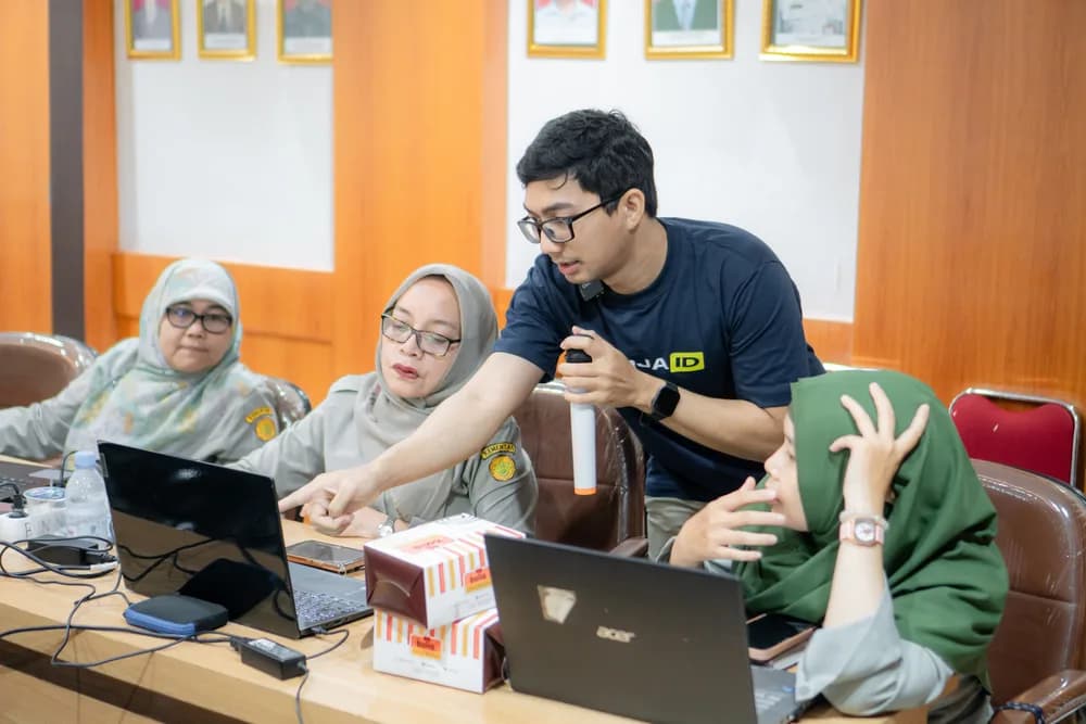 Mentor KERJA.ID mendampingi peserta di depan laptop